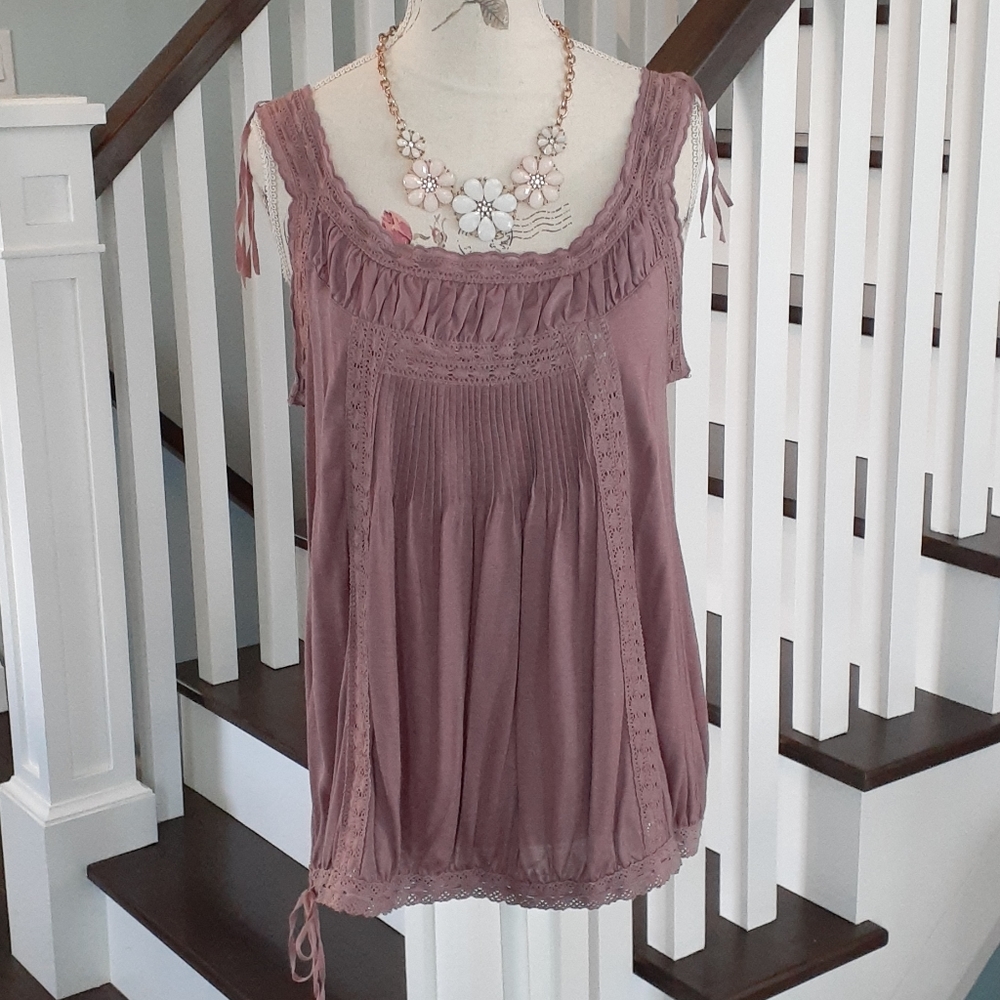 % Moda dusty rose cami with beautiful details